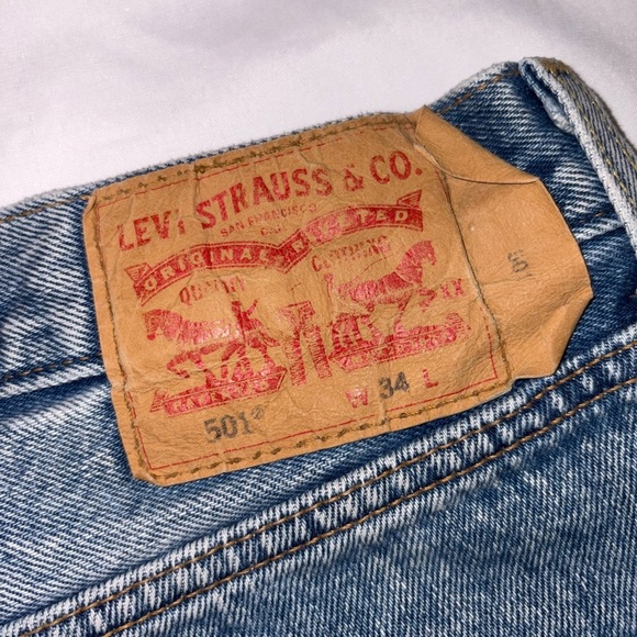 Levi’s Size 34 Medium Wash 501 Button Fly Hemmed 11” Jean Shorts PC9-34513-0069 - Picture 9 of 10